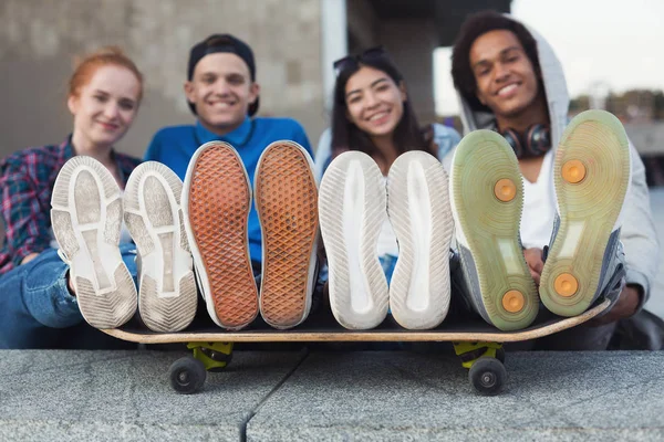 Urbano na moda adolescentes com pernas no skate — Fotografia de Stock