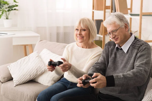 A divertir-me. Casal Sênior Jogos de Vídeo — Fotografia de Stock