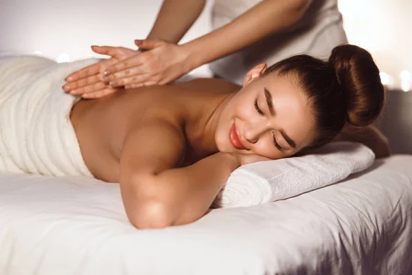 Cuidado del cuerpo. Mujer disfrutando de masaje en el spa — Foto de Stock