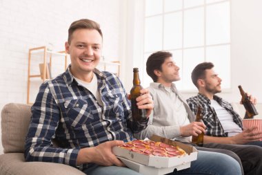 Ev partisi. Arkadaşlar pizza yiyor ve film izliyor