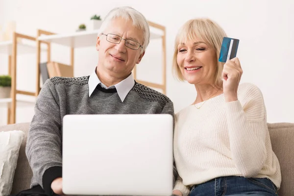 Heureux couple de personnes âgées faisant des achats en ligne sur ordinateur portable — Photo