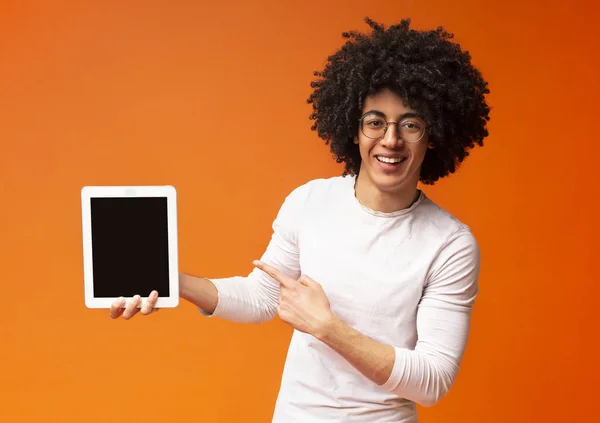 Alegre afroamericano hombre mostrando fresco tableta digital moderna —  Fotos de Stock
