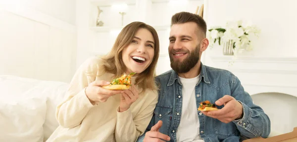 Happy Couple Eating Pizza And Laughing At Home — Stock Photo, Image