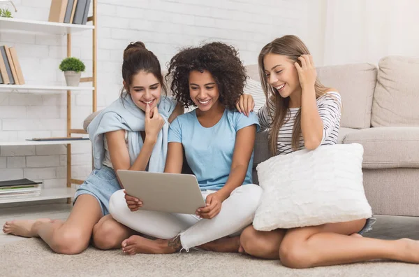 Zufriedene Mitbewohner mit Laptop, zu Hause im Internet surfen — Stockfoto