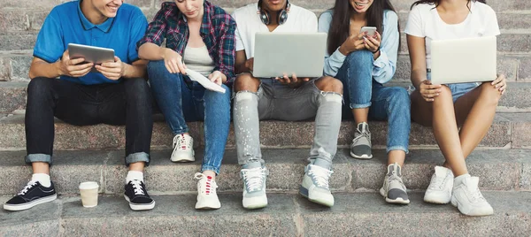 Groep tieners tijd buitenshuis doorbrengen, Panorama — Stockfoto