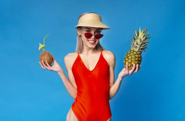 Schattig Chick genieten van zomer vakantie in tropen — Stockfoto