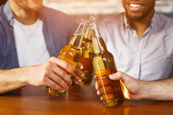 Triturando botellas de cerveza. Hombres descansando en el pub — Foto de Stock