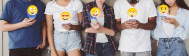 Gençler emojis gönderme, telefonlarda sosyal ağlarda sohbet