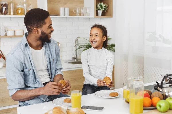 Afro çocuk kız ve babası kahvaltı yapıyor — Stok fotoğraf