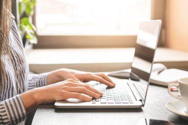 Taşınabilir dizüstü bilgisayar üzerinde çalışan kadın yetenekli freelancer