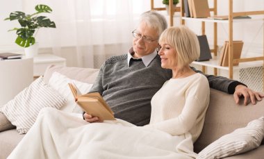 Birlikte Dinleniyor. Mutlu Kıdemli Çift Okuma Kitabı