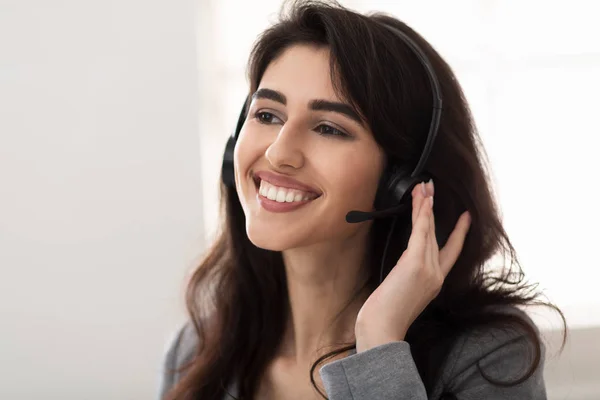 Klantenservice. Vriendelijke Surrort Phone operator bij Workplace — Stockfoto