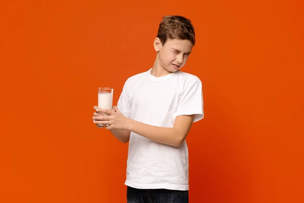 Bonito menino não quer beber leite — Fotografia de Stock