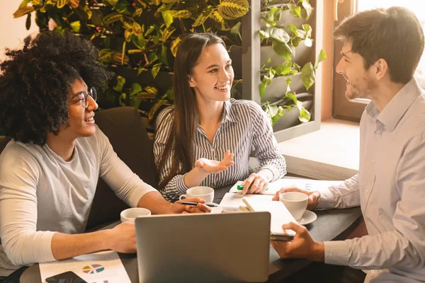 Junges Team zeigt Partner beim Geschäftsessen Präsentation — Stockfoto