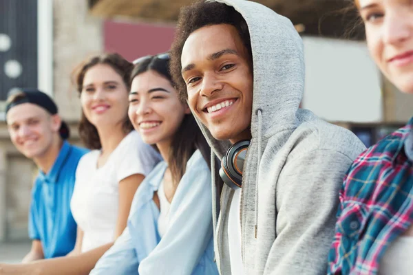 Multietniska tonårs företag spenderar tid tillsammans utomhus — Stockfoto