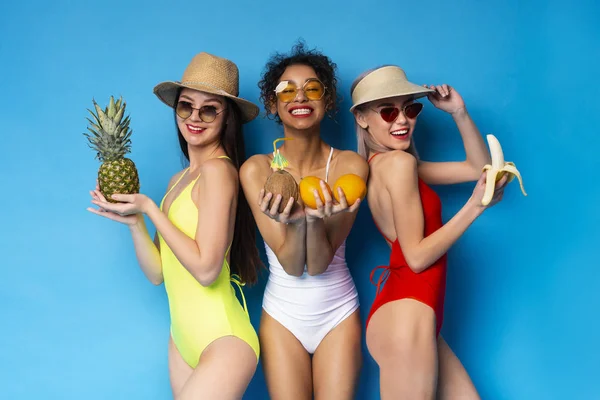 Feliz Namoradas Multiétnicas Desfrutando de Frutas Tropicais Juntas — Fotografia de Stock