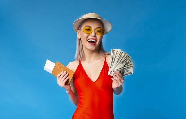 Mulher loira feliz em maiôs segurando Passaporte — Fotografia de Stock