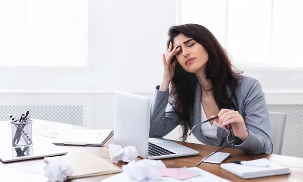 Cansado y estresado. Mujer frustrada sentada en el lugar de trabajo —  Fotos de Stock