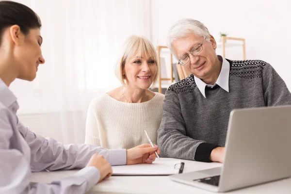 退休夫妇规划投资与财务顾问 — 图库照片