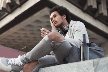 Lonely Black Teen Boy Oturma Açık, Bira Içme ve Sigara İçme