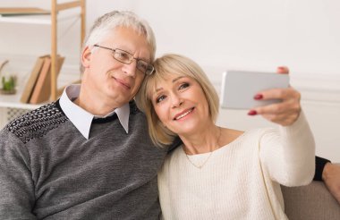 Loving Kıdemli Çift Selfie yapma, birlikte zaman zevk