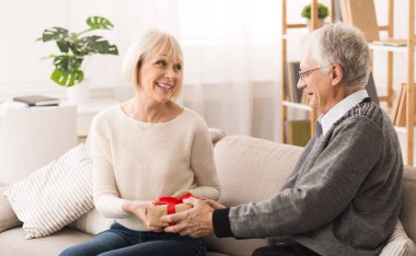 Sevgi dolu koca şaşıran karısına sürpriz yapıyor