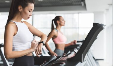 Sportif kadın akıllı saat onun ilerleme kontrol