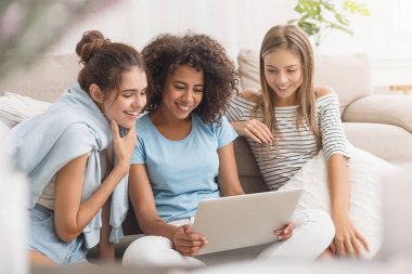 Evde dizüstü bilgisayarda online alışveriş çeşitli kızlar