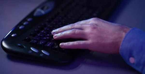 Granie w gry online. Gamer ręka na klawiaturze — Zdjęcie stockowe