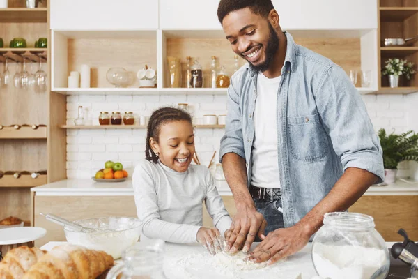 Baba ve çocuk kızı pasta yapma — Stok fotoğraf