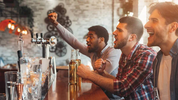 Kompisar tittar på fotbolls match i Sport Bar — Stockfoto