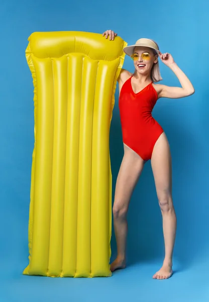 黄色のスイミングマットレスと赤い水着のミレニアル女性 — ストック写真