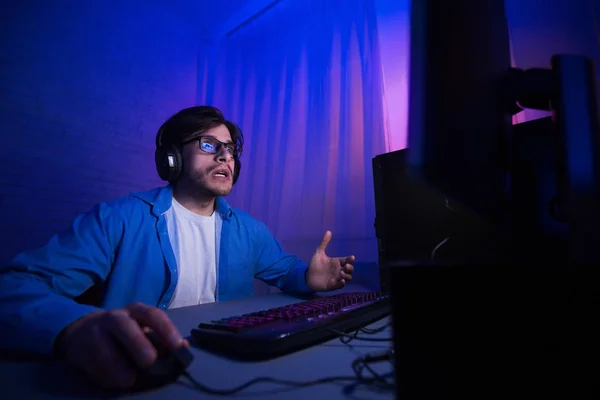 Gamer en gafas Streaming Online Playthrough Video — Foto de Stock