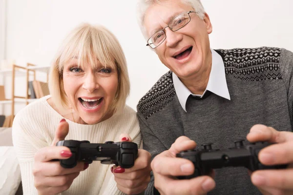 Emocionada pareja de mediana edad jugando videojuegos, Primer plano — Foto de Stock