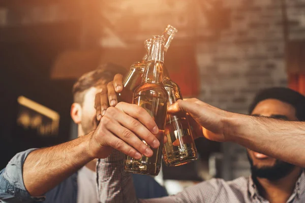 Homens Bebendo Cerveja E Garrafas Clinking No Bar — Fotografia de Stock