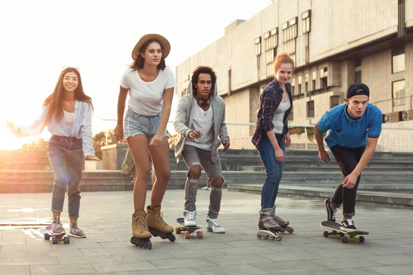 Grupo de adolescentes que fazem atividades na área urbana — Fotografia de Stock