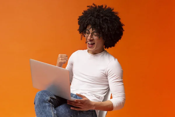 Millennial guy cheering success, looking at laptop — Stock Photo, Image