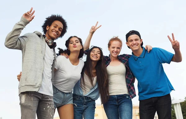 Grupp Happy Teens omfamna och leende på kameran — Stockfoto