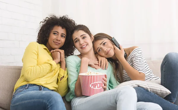 Colegas de quarto assistindo filme com terna emoção em casa — Fotografia de Stock