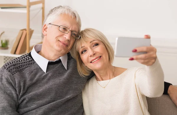 Loving Kıdemli Çift Selfie yapma, birlikte zaman zevk — Stok fotoğraf