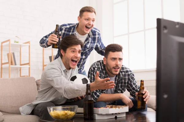 Fußballfans sehen Spiel emotional im Wohnzimmer — Stockfoto