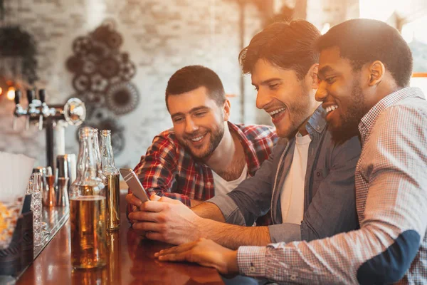 Akıllı Telefonda Futbol İzlemek ve Barda Bira İçmek — Stok fotoğraf