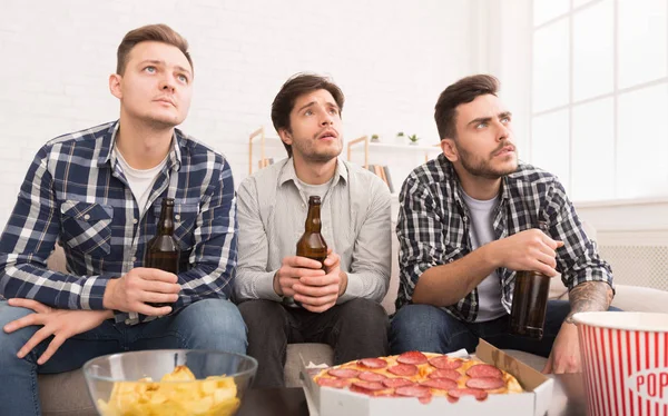 Verärgerte Freunde sehen Fußballspiel zu Hause — Stockfoto