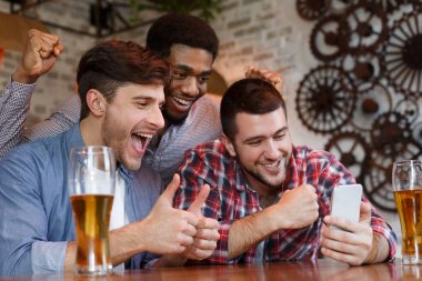 Barda Akıllı Telefonda Görüntülü Arama Olan Erkek Arkadaşlar