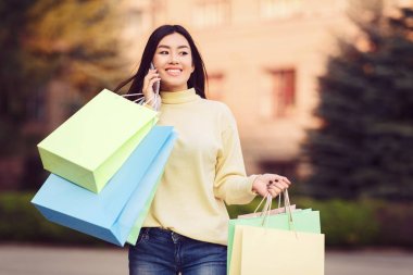 Alışveriş Çantaları ile Mutlu Kız Telefonda Konuşuyor