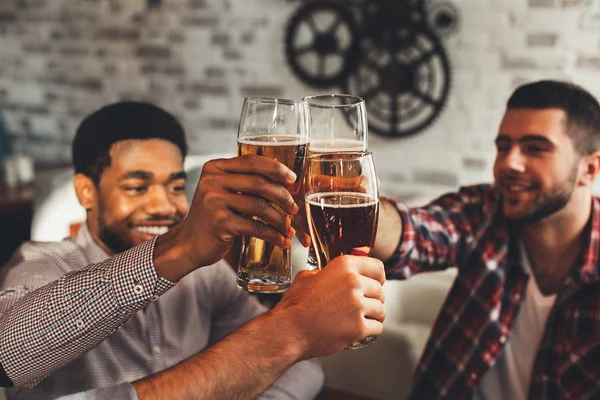 Firar möte. Olika vänner dricker öl i bar — Stockfoto