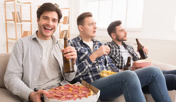 Los compañeros pasan tiempo juntos, comiendo pizza y viendo películas —  Fotos de Stock