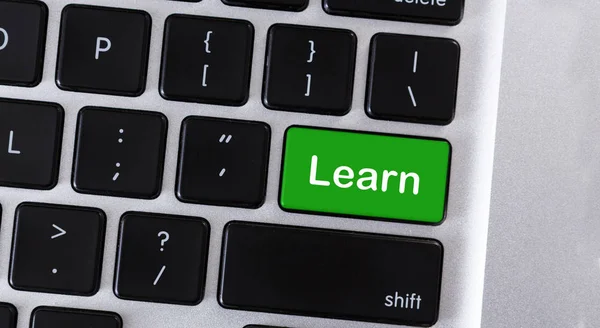 Computer toetsenbord met tekst leer over groene toets — Stockfoto