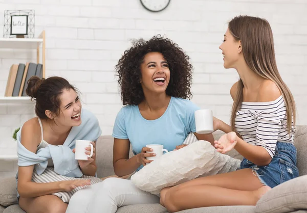 Meninas felizes bebendo chá e conversando em casa — Fotografia de Stock