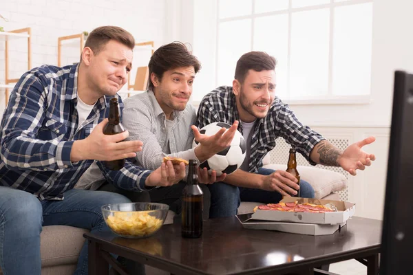 Teleurgesteld vrienden kijken voetbal match ay Home — Stockfoto